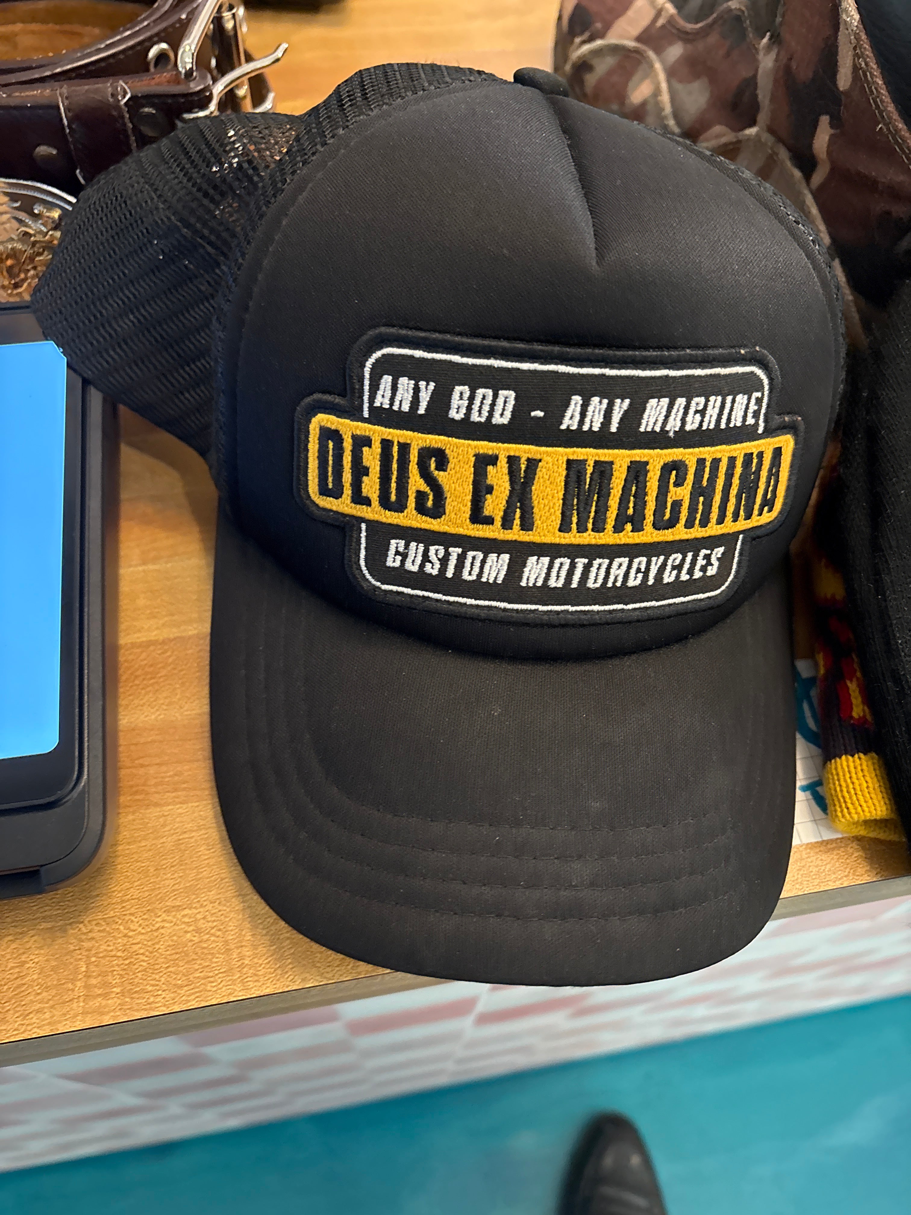 dues ex machine hat