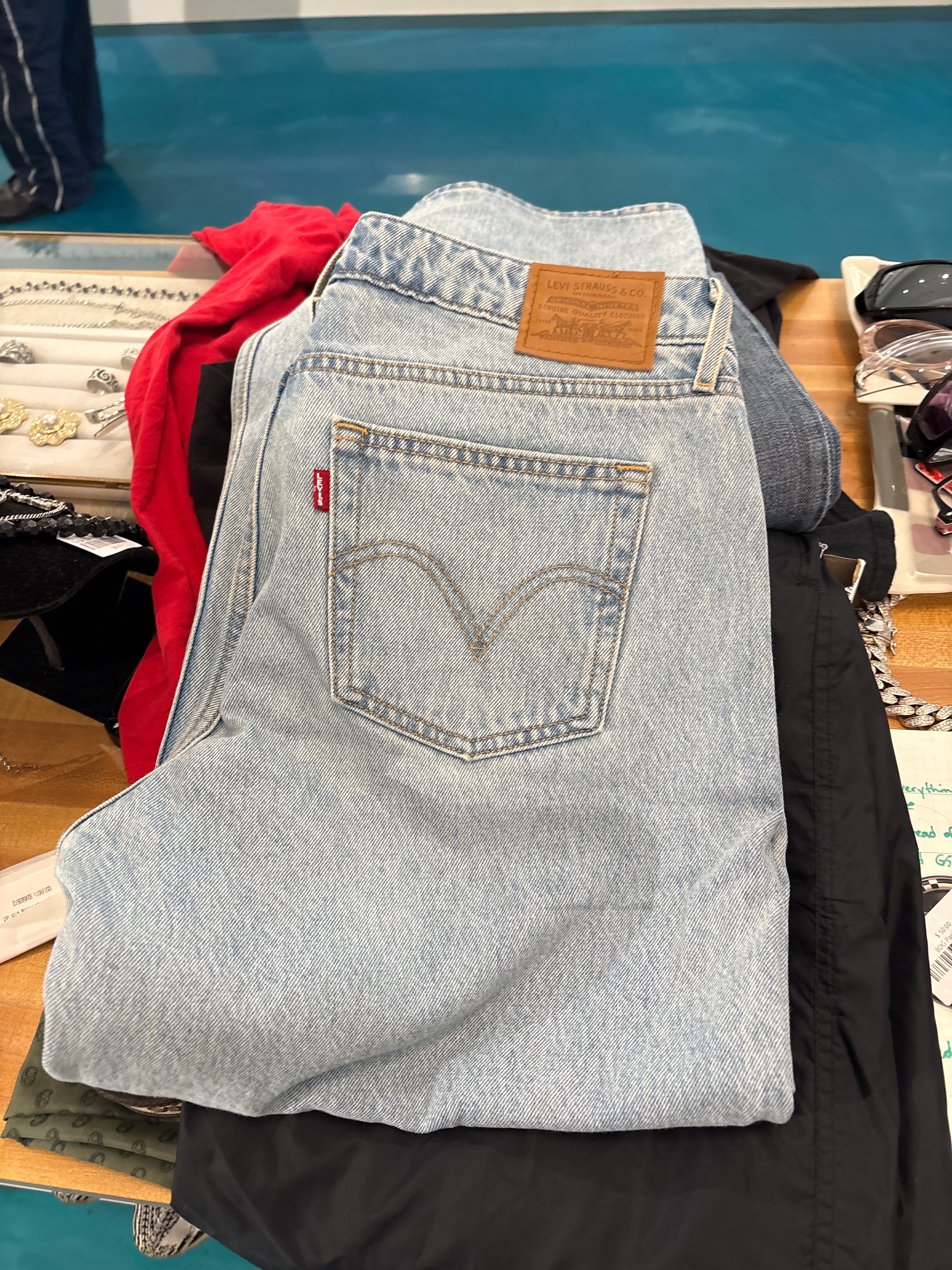 levi’s blue jeans (30) D