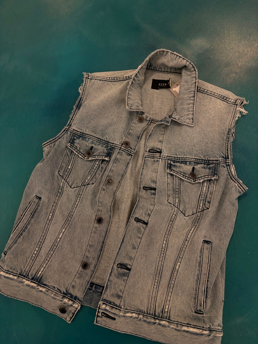 Neuw Vest