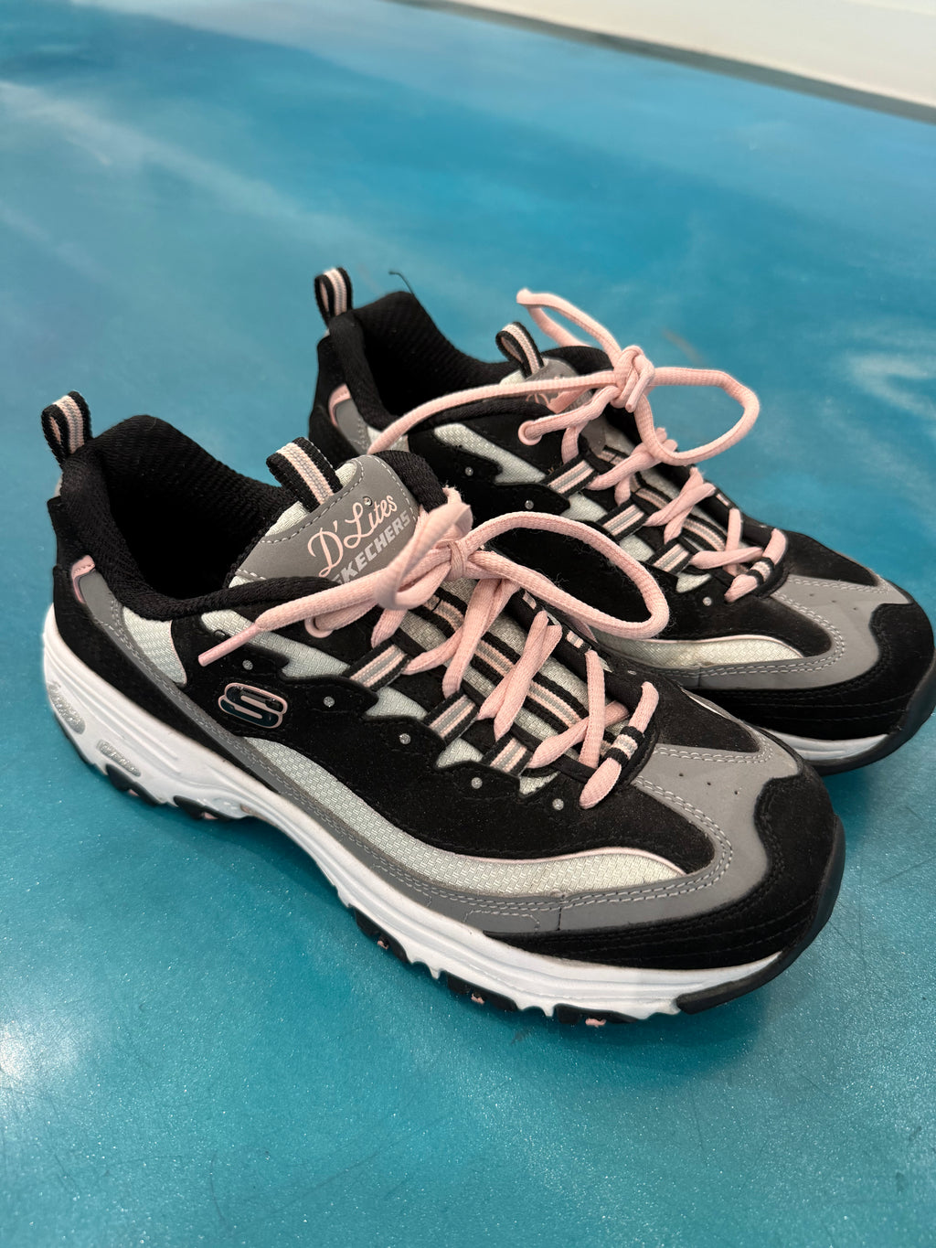 Sketchers D’Lites (8.5)
